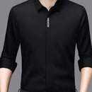 [Leve 4, Pague Só 2] Camisa Social Tecnológica Makatto em Seda Aveludada, Poliéster e Elastano + Relógio, Cinto e Carteira de Brinde