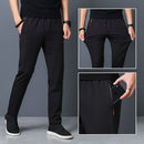 [Leve 3, Pague 2] Kit de 3 Calças Casuais Fly Comfort em Malha Tecnológica (A Única Que Despensa o Ferro de Passar!) + BRINDES: Cinto, Carteira e Relógio